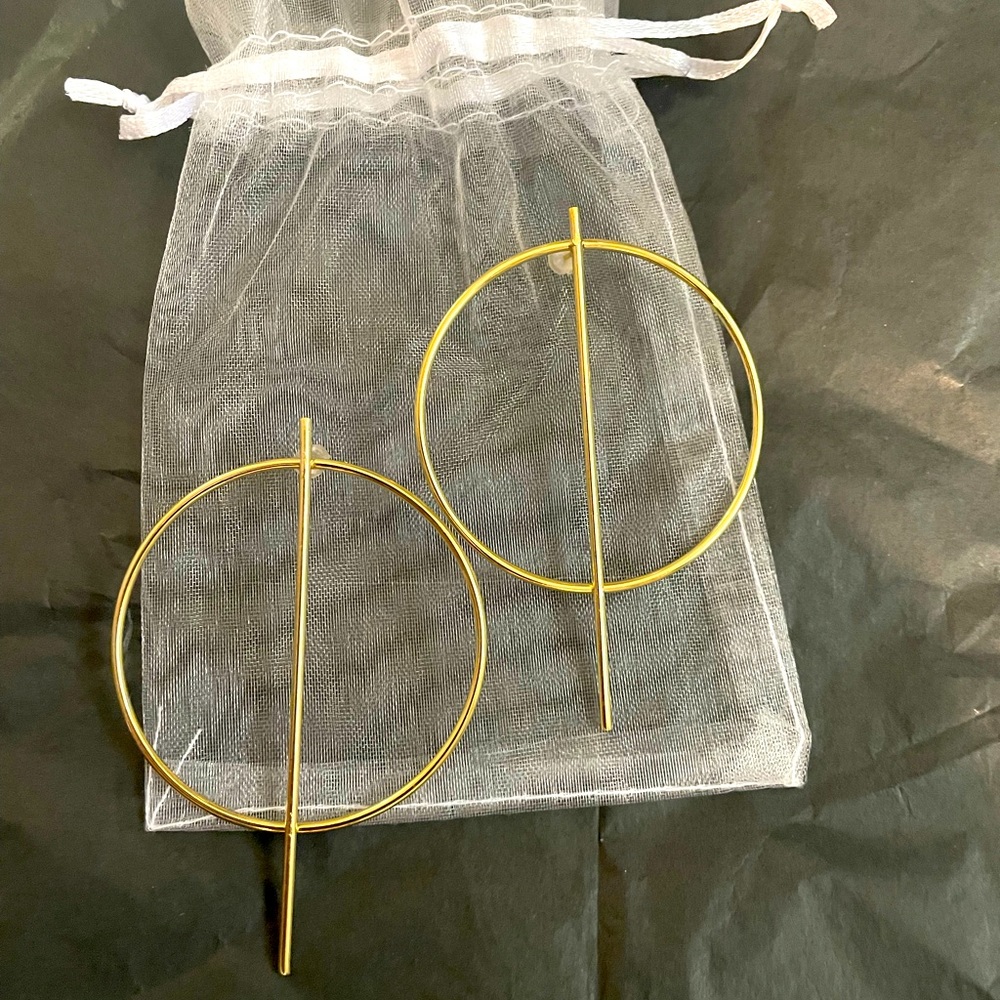 Gold circle shaped post earrings.Lead & nickel free, hypoallergenic.